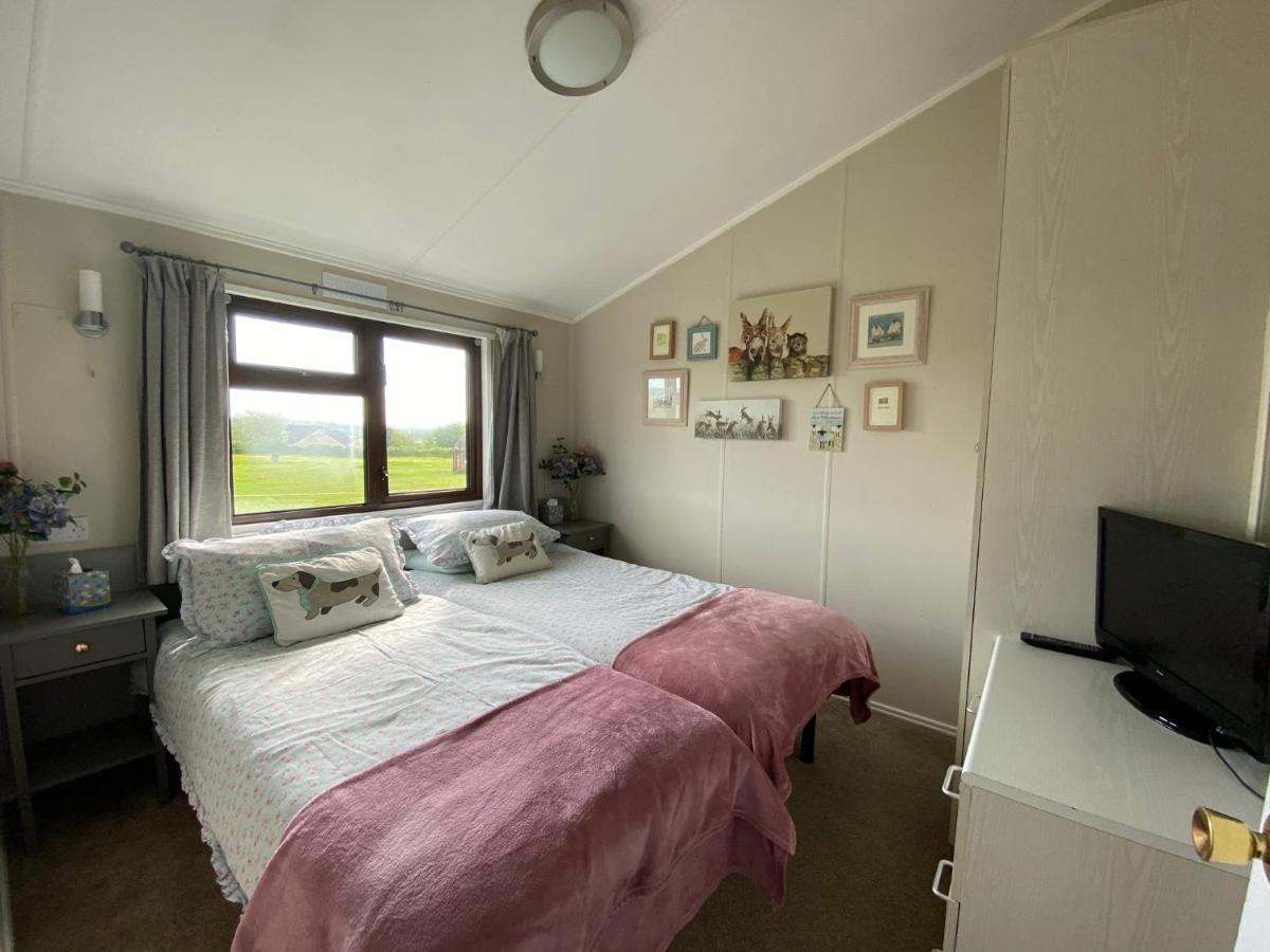 Rew Farm Country & Equestrian Accommodation - Sunrise Lodge Melksham Exterior foto