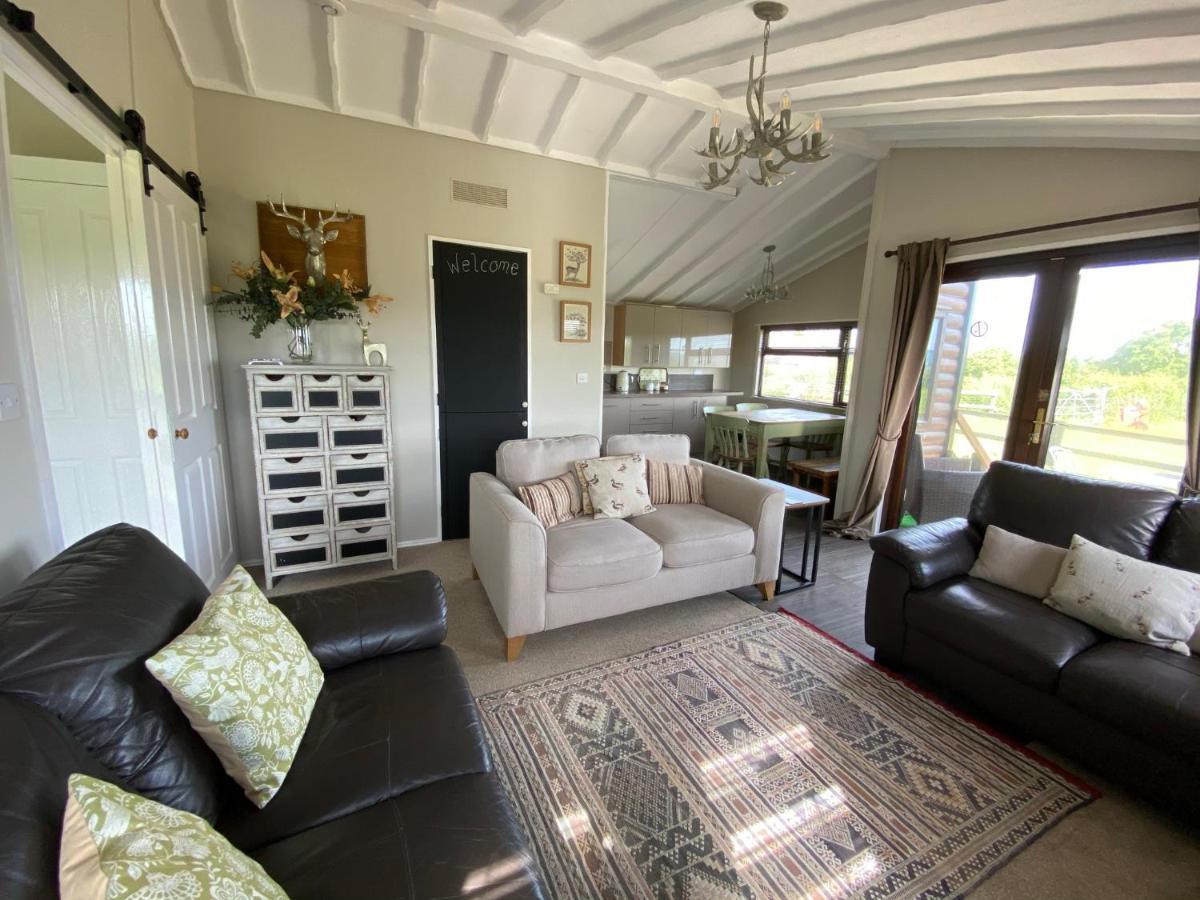 Rew Farm Country & Equestrian Accommodation - Sunrise Lodge Melksham Exterior foto
