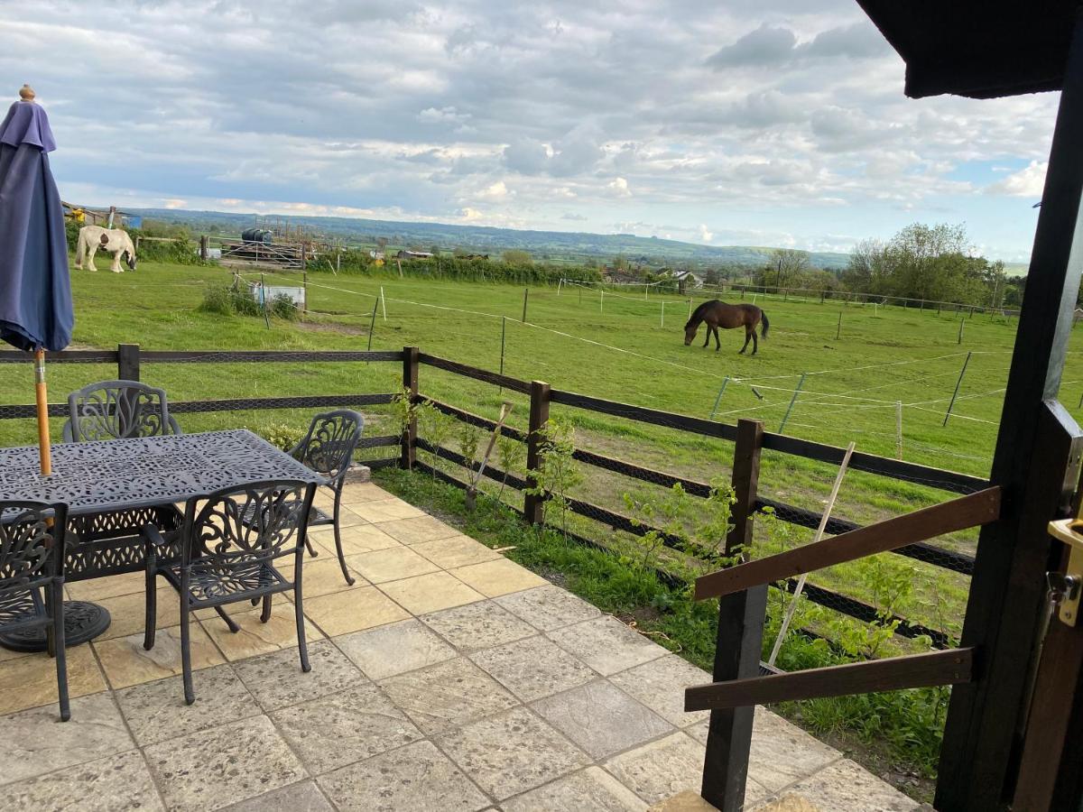 Rew Farm Country & Equestrian Accommodation - Sunrise Lodge Melksham Exterior foto