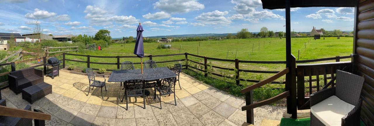 Rew Farm Country & Equestrian Accommodation - Sunrise Lodge Melksham Exterior foto