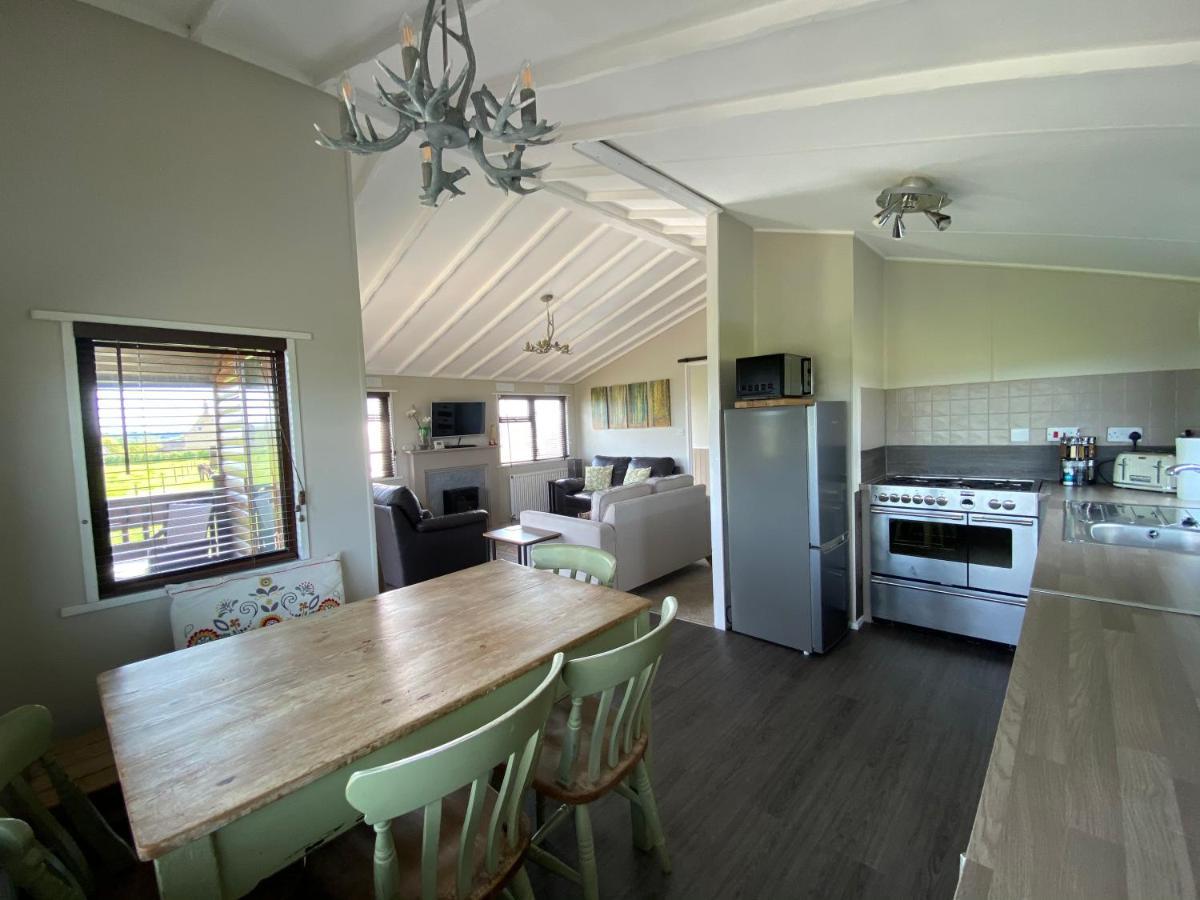 Rew Farm Country & Equestrian Accommodation - Sunrise Lodge Melksham Exterior foto