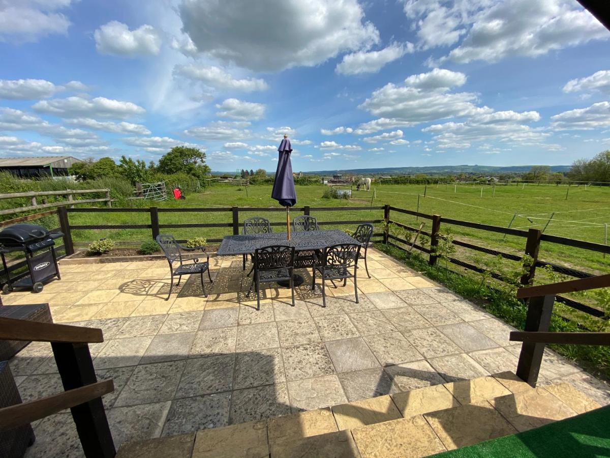Rew Farm Country & Equestrian Accommodation - Sunrise Lodge Melksham Exterior foto