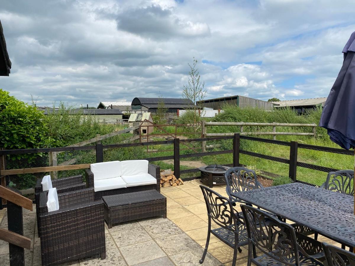 Rew Farm Country & Equestrian Accommodation - Sunrise Lodge Melksham Exterior foto