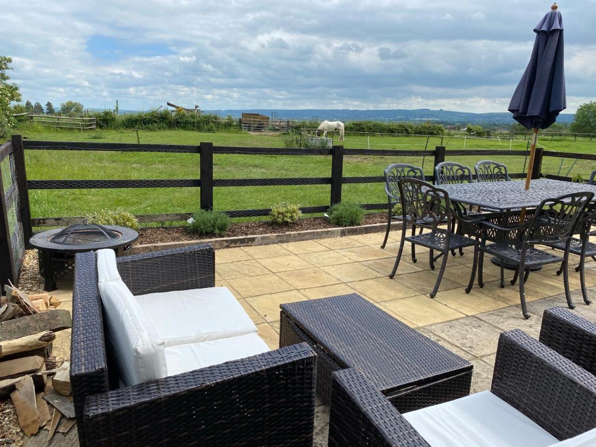 Rew Farm Country & Equestrian Accommodation - Sunrise Lodge Melksham Exterior foto