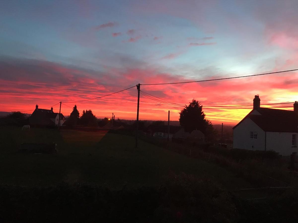 Rew Farm Country & Equestrian Accommodation - Sunrise Lodge Melksham Exterior foto