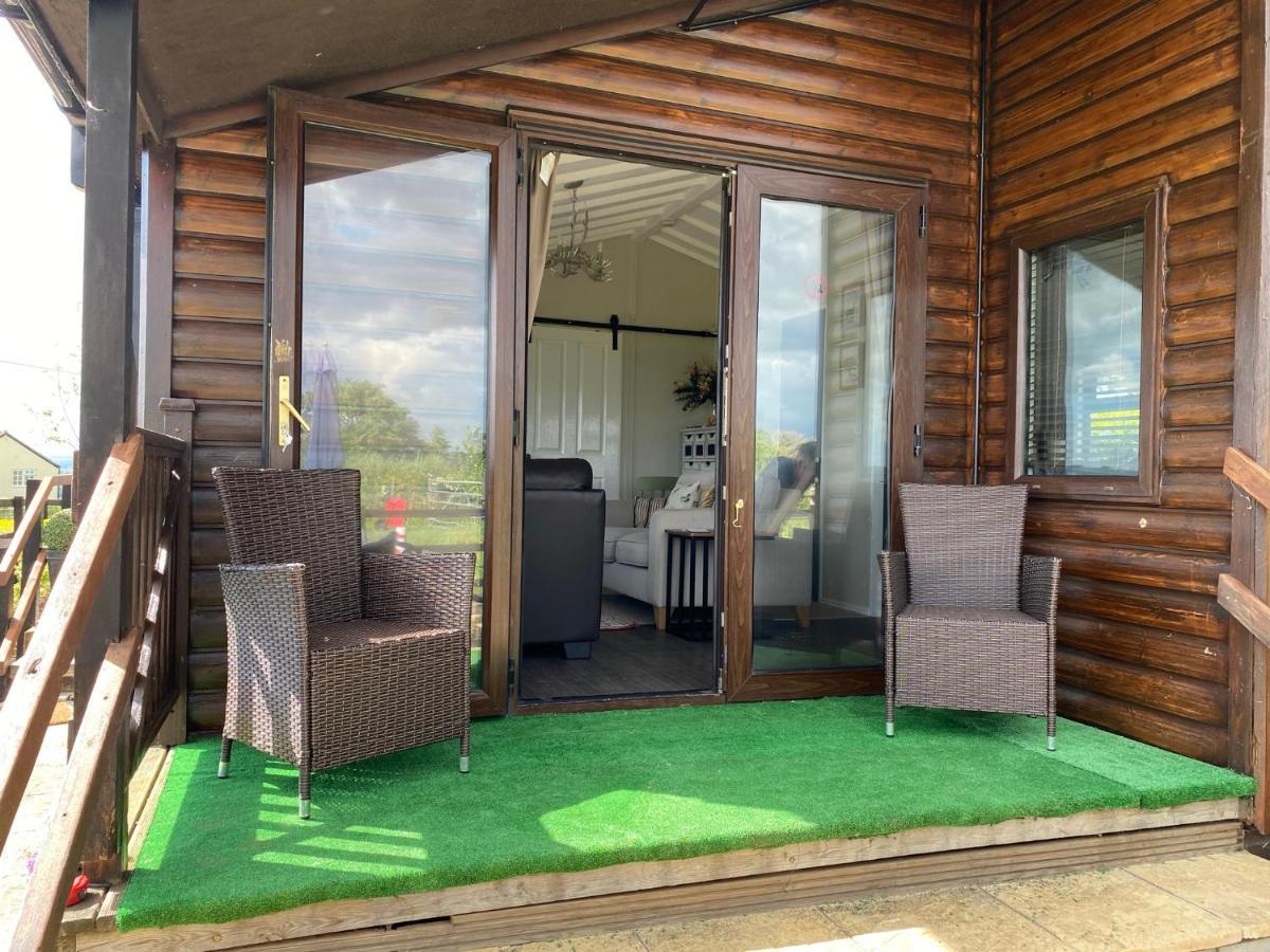 Rew Farm Country & Equestrian Accommodation - Sunrise Lodge Melksham Exterior foto