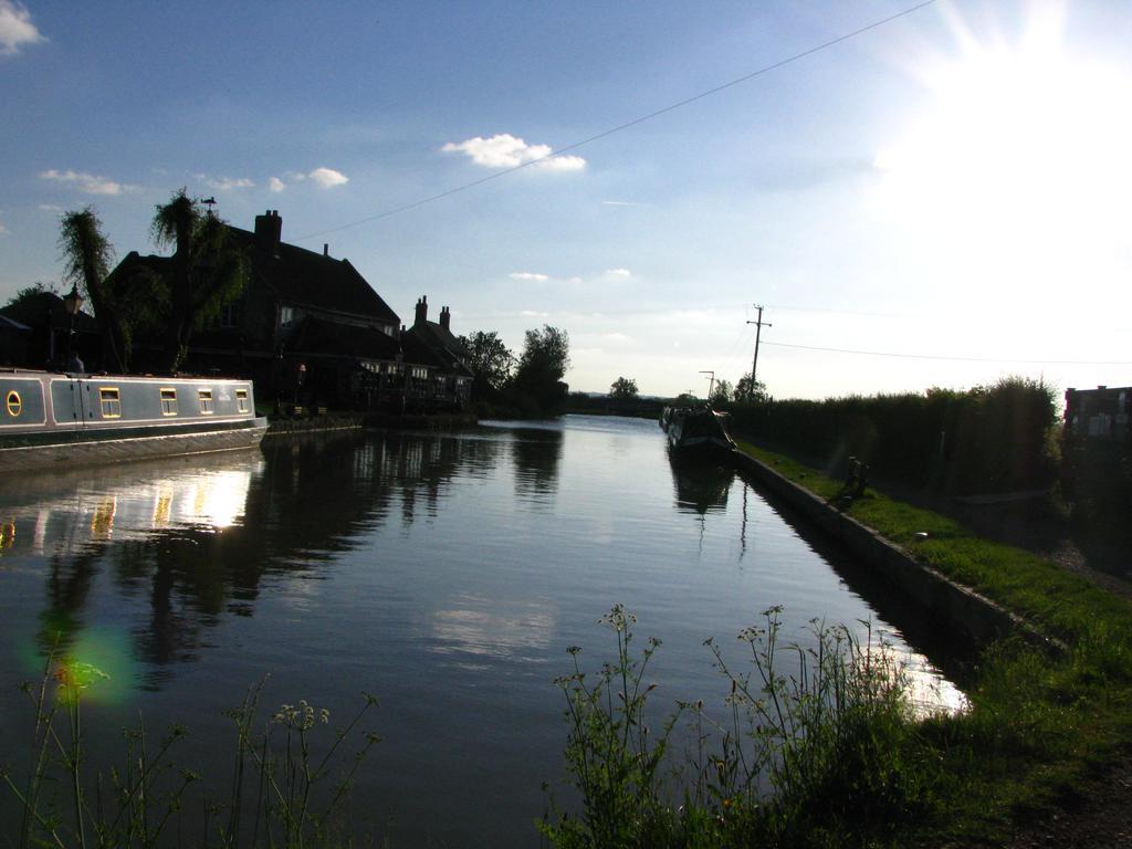 Rew Farm Country & Equestrian Accommodation - Sunrise Lodge Melksham Exterior foto