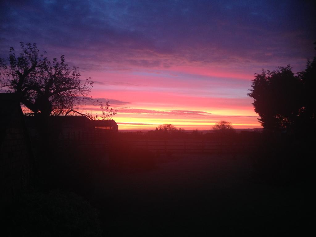 Rew Farm Country & Equestrian Accommodation - Sunrise Lodge Melksham Exterior foto