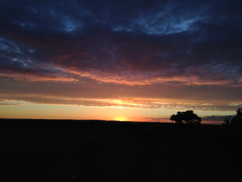 Rew Farm Country & Equestrian Accommodation - Sunrise Lodge Melksham Exterior foto